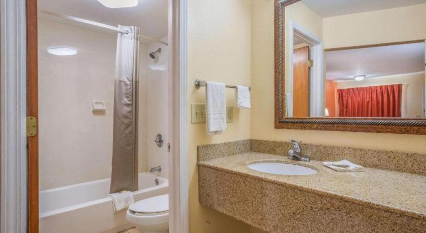 Rodeway Inn & Suites Macon Exterior foto